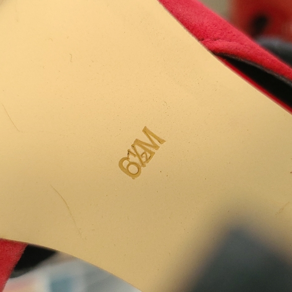 GUESS heels Red Suede in original box. 6-1/2m.  Like new !! - Picture 4 of 4